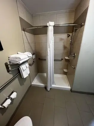 Standard Oda, 2 Büyük (Queen) Boy Yatak, Engellilere Uygun (Comm & Mobil)