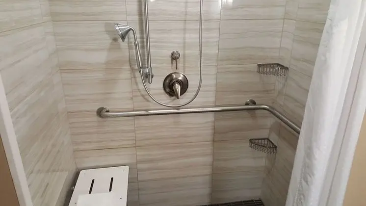 Standard Oda, 2 Büyük (Queen) Boy Yatak, Engellilere Uygun (Hearing)