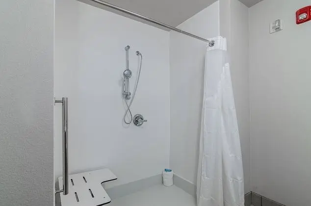 Standard Oda, 1 En Büyük (King) Boy Yatak, Engellilere Uygun (Roll in Shower)