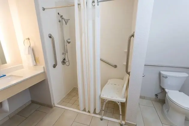 Süit, 1 En Büyük (King) Boy Yatak, Engellilere Uygun (Accessible Tub)