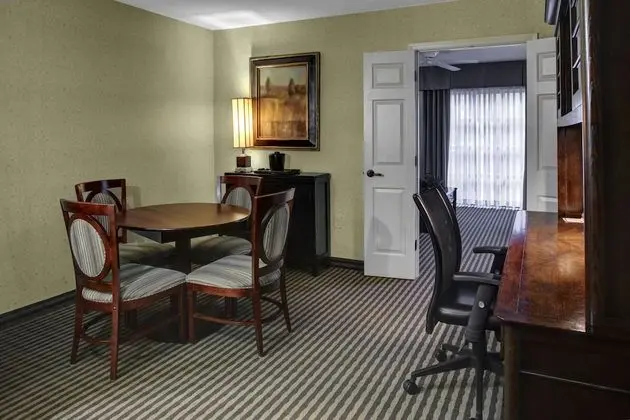 Süit, 1 En Büyük (King) Boy Yatak ve Çekyat (Add Living Area)