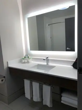 Standard Oda, 2 Büyük (Queen) Boy Yatak, Engellilere Uygun (Mobility Tub)