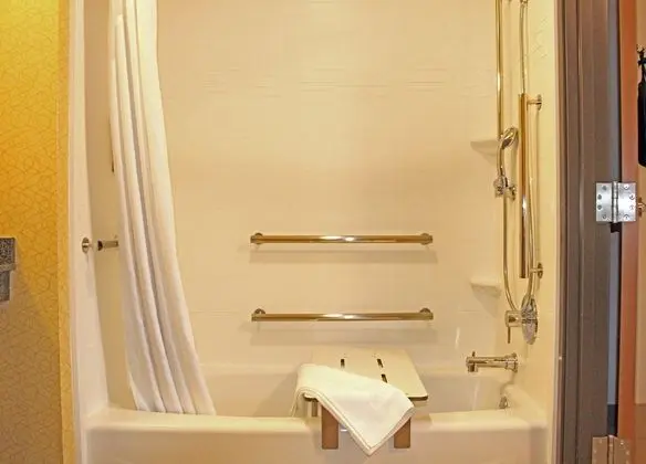 Süit, 2 Büyük (Queen) Boy Yatak, Engellilere Uygun (Comm, Accessible Tub)
