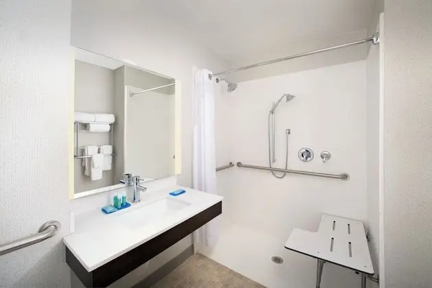 Oda, 1 En Büyük (King) Boy Yatak, Engellilere Uygun (Roll-In Shower)