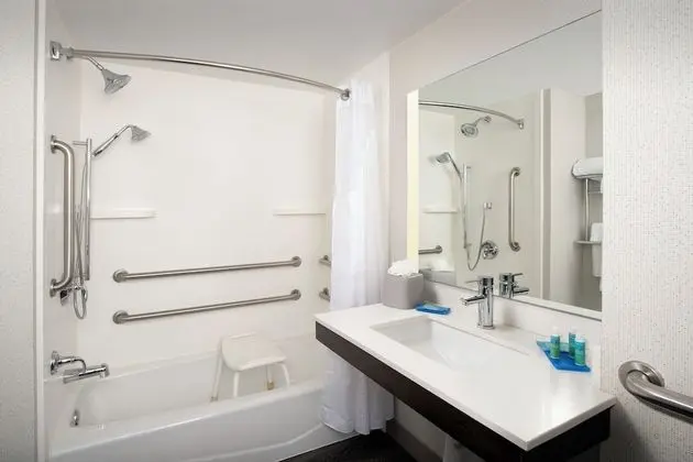 Standard Oda, 1 En Büyük (King) Boy Yatak, Engellilere Uygun (Accessible Tub)