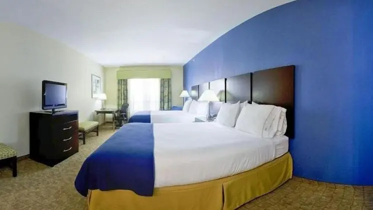 Standard Oda, 2 Büyük (Queen) Boy Yatak, Engellilere Uygun (Mobility Roll-In Shower)