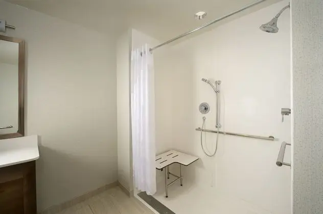 Oda, 1 En Büyük (King) Boy Yatak, Engellilere Uygun (Communications/Mobility Accessible)