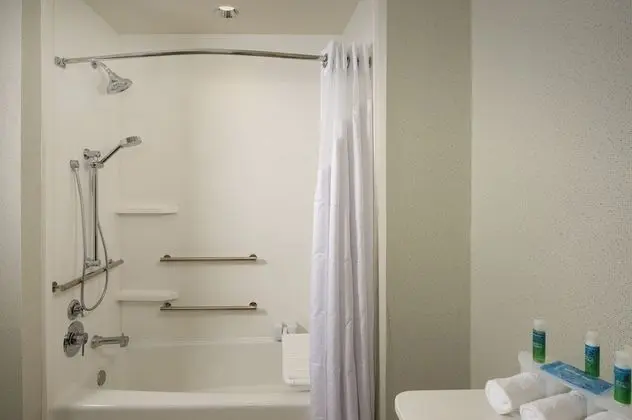 Standard Oda, 2 Büyük (Queen) Boy Yatak, Engellilere Uygun (Communications/Mobility Accessible)