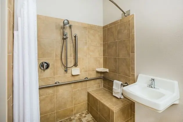 Standard Oda, 1 En Büyük (King) Boy Yatak, Engellilere Uygun (Communication, Roll-In Shower)