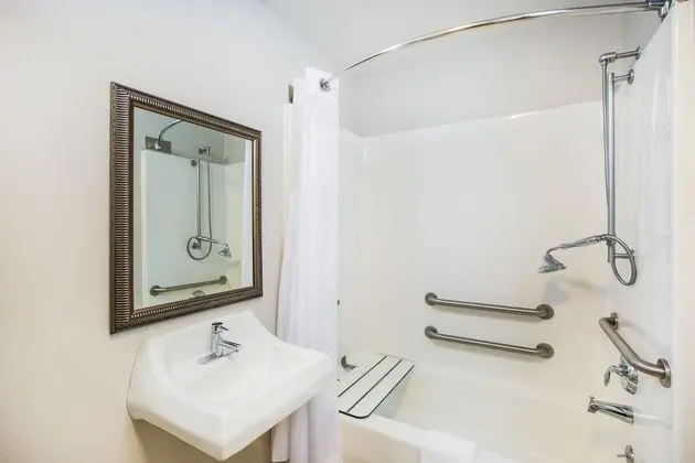 Standard Oda, 2 Büyük (Queen) Boy Yatak, Engellilere Uygun (Communication, Accessible Tub)