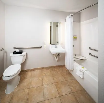 Standard Oda, 2 Büyük (Queen) Boy Yatak, Engellilere Uygun (Communication, Accessible Tub)