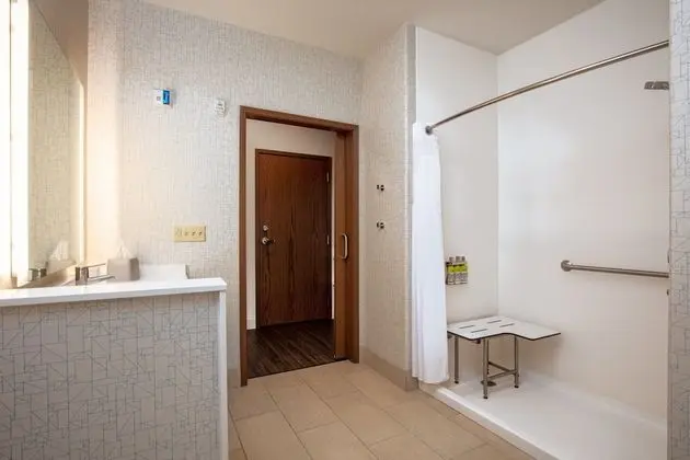 Oda, 1 En Büyük (King) Boy Yatak, Engellilere Uygun (Communication, Mobil Transfer Shower)