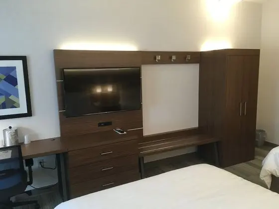 Standard Oda, 2 Büyük (Queen) Boy Yatak, Engellilere Uygun (Communication, Roll-In Shower)