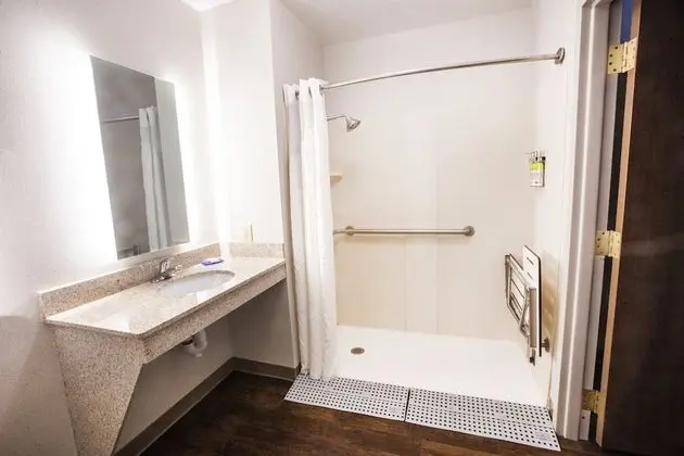 Standard Oda, 2 Büyük (Queen) Boy Yatak, Engellilere Uygun (Communication, Roll-In Shower)