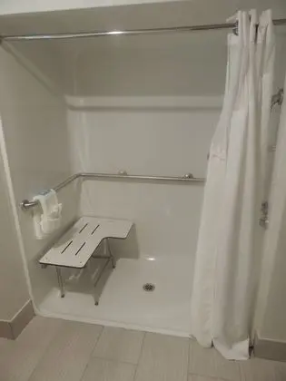 Standard Oda, 1 En Büyük (King) Boy Yatak, Engellilere Uygun (Mobility Roll-In Shower)