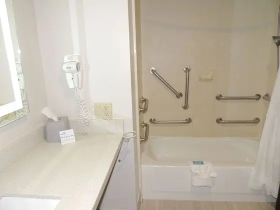 Standard Oda, 1 En Büyük (King) Boy Yatak, Engellilere Uygun (Mobility Tub)