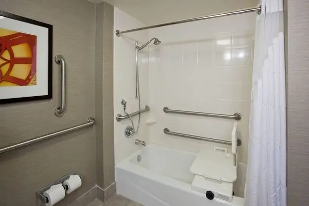 Süit, 2 Büyük (Queen) Boy Yatak, Engellilere Uygun (Access Tub)