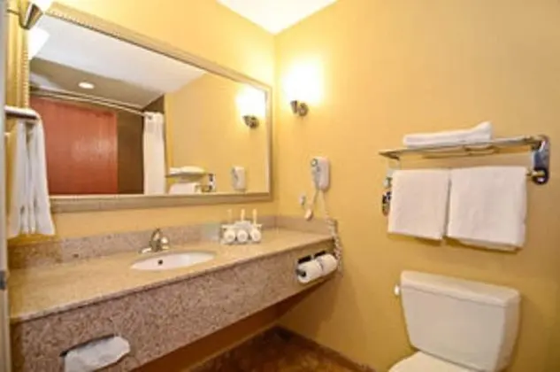 Standard Oda, 2 Büyük (Queen) Boy Yatak, Engellilere Uygun (Accessible Tub)