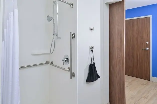 Standard Oda, 1 En Büyük (King) Boy Yatak, Engellilere Uygun (Comm, Tub)