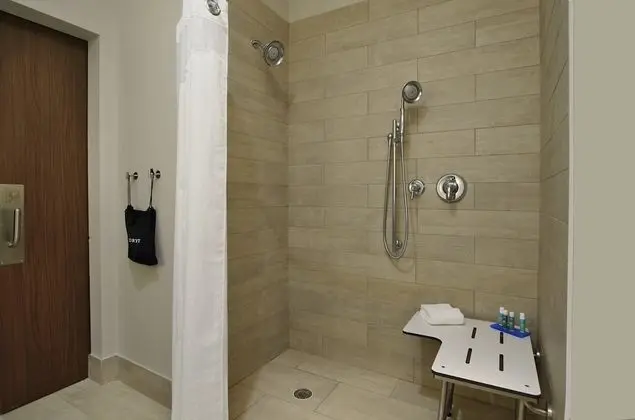 Standard Oda, 1 En Büyük (King) Boy Yatak, Engellilere Uygun (Mobil, Roll Shower)