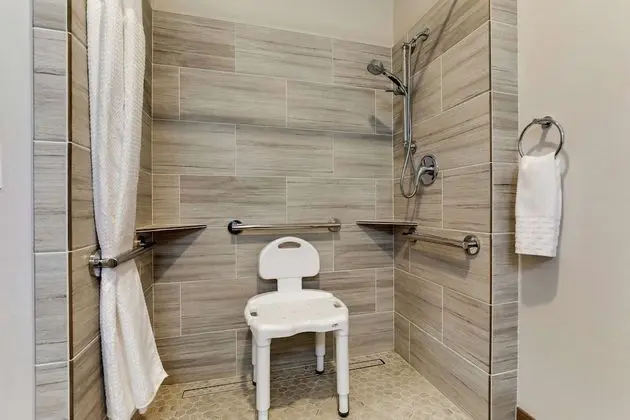 Standard Oda, 1 En Büyük (King) Boy Yatak, Engellilere Uygun, Buzdolabı ve Mikrodalga