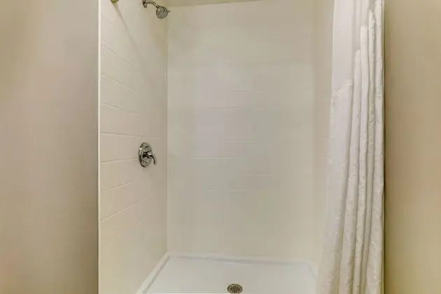 Standard Oda, 2 Büyük (Queen) Boy Yatak, Engellilere Uygun (Mobility, Tub)