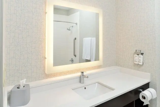 Standard Oda, 2 Büyük (Queen) Boy Yatak, Engellilere Uygun (Accessible Tub)