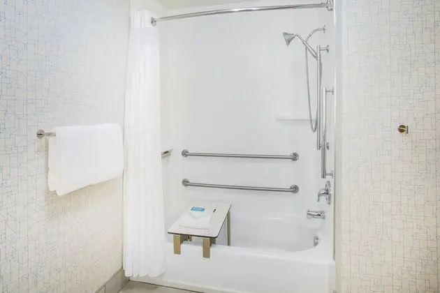 Standard Oda, 1 En Büyük (King) Boy Yatak, Engellilere Uygun (Roll-In Shower)
