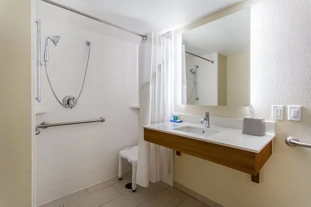 Standard Oda, 1 En Büyük (King) Boy Yatak, Engellilere Uygun (Comm & Mobil, Roll In Shower)