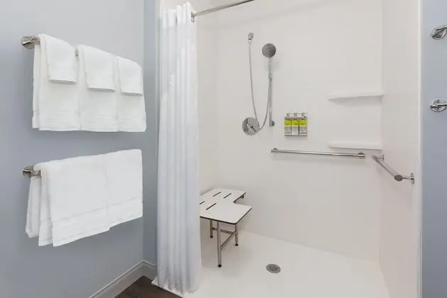 Standard Oda, 1 En Büyük (King) Boy Yatak, Engellilere Uygun (Mobility Roll-In Shower)
