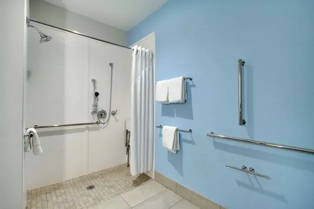 Oda, 1 En Büyük (King) Boy Yatak, Engellilere Uygun (Roll-In Shower)