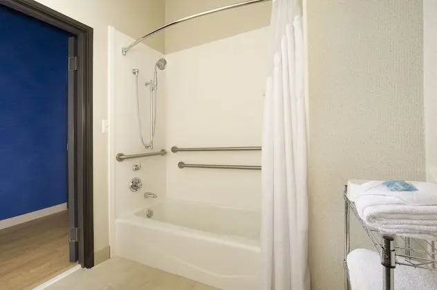 Standard Oda, 1 En Büyük (King) Boy Yatak, Engellilere Uygun (Accessible Tub)