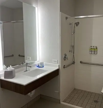 Standard Oda, 1 En Büyük (King) Boy Yatak, Engellilere Uygun (Comms Accessible. Roll-In Shower)