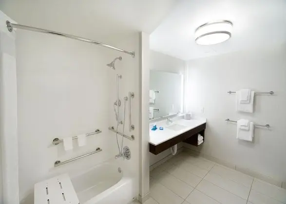Standard Oda, 2 Büyük (Queen) Boy Yatak, Engellilere Uygun (Mobility, Access Tub)