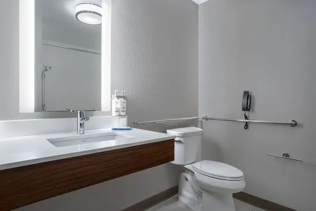 Standard Oda, 1 En Büyük (King) Boy Yatak, Engellilere Uygun (Comm)