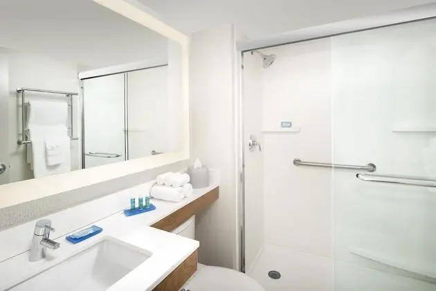 Standard Oda, 2 Büyük (Queen) Boy Yatak, Engellilere Uygun (Roll-In Shower)