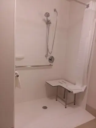 Oda, 1 En Büyük (King) Boy Yatak, Engellilere Uygun (Hearing, Roll-In Shower)