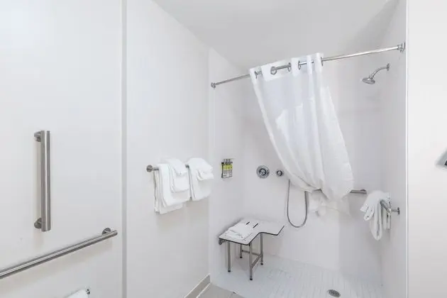 Standard Oda, 2 Büyük (Queen) Boy Yatak, Engellilere Uygun (Roll-In Shower)