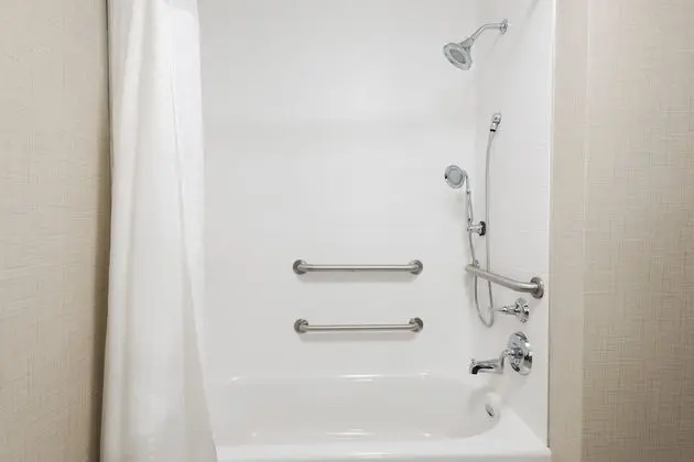 Oda, 2 Büyük (Queen) Boy Yatak, Engellilere Uygun, Sigara İçilmez (Comm and Tub Accessible)