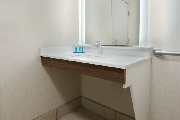 Oda, 2 Büyük (Queen) Boy Yatak, Engellilere Uygun, Sigara İçilmez (Comm and Tub Accessible)