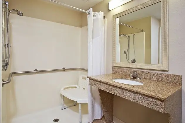 Standard Oda, 2 Büyük (Queen) Boy Yatak, Engellilere Uygun (Communication, Accessible Tub)