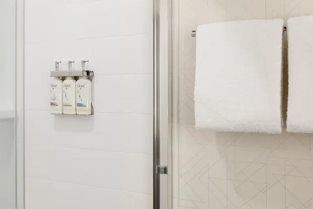 Oda, 1 En Büyük (King) Boy Yatak, Engellilere Uygun (Roll-In Shower)