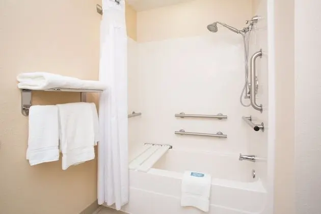 Standard Oda, 2 Büyük (Queen) Boy Yatak, Engellilere Uygun (Accessible Tub)