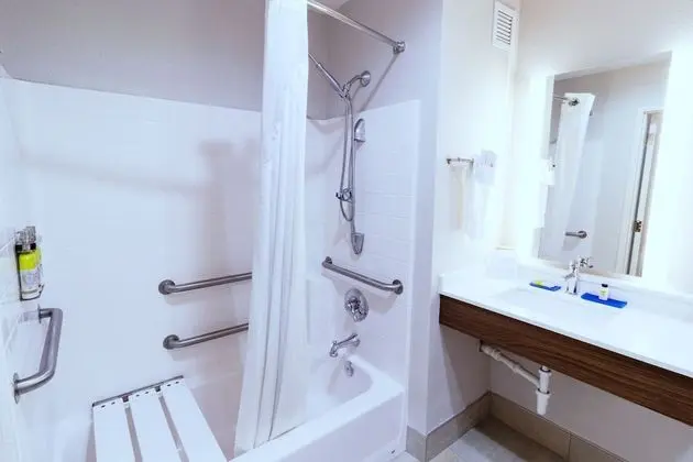 Standard Oda, 1 En Büyük (King) Boy Yatak, Engellilere Uygun (Communications, Accessible Tub)