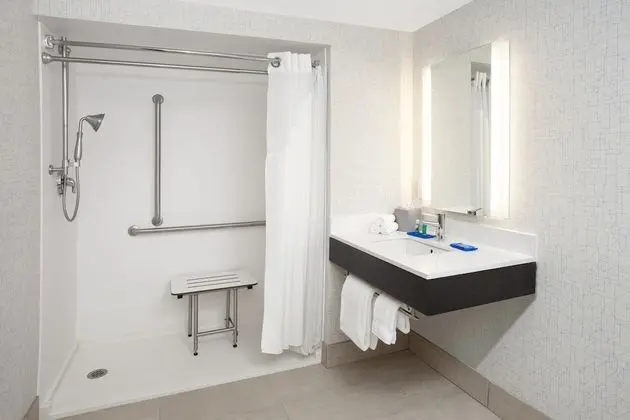 Standard Oda, 1 En Büyük (King) Boy Yatak, Engellilere Uygun (Roll-In Shower)