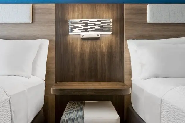 Standard Oda, 2 Büyük (Queen) Boy Yatak, Engellilere Uygun (Communications, Accessible Tub)