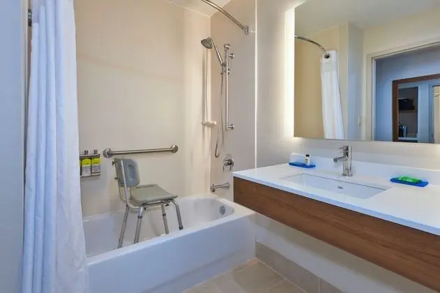 Standard Oda, 1 En Büyük (King) Boy Yatak, Engellilere Uygun (Accessible Tub)