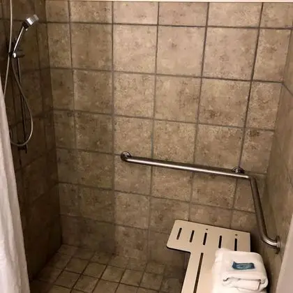 Standard Oda, 2 Büyük (Queen) Boy Yatak, Engellilere Uygun (Mobility Tub)