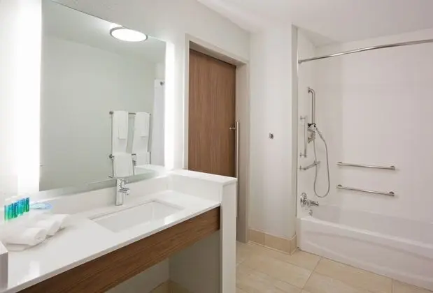 Standard Oda, 2 Büyük (Queen) Boy Yatak, Engellilere Uygun (Mobility Tub)