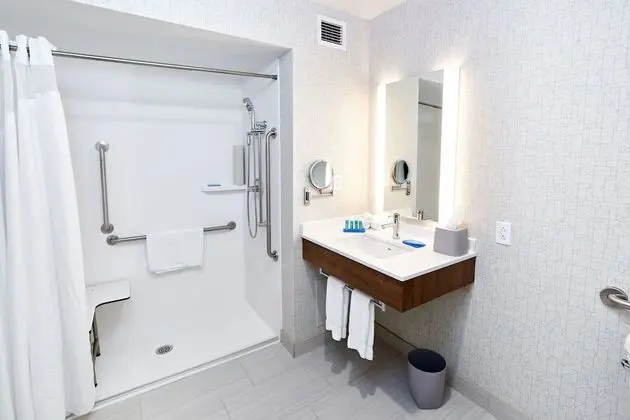 Standard Oda, 2 Büyük (Queen) Boy Yatak, Engellilere Uygun (Mobility, Accessible Tub)